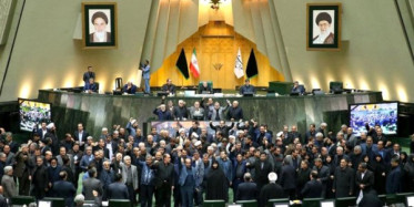 İran Meclisi'nde Amerika'ya Ölüm Sloganları 