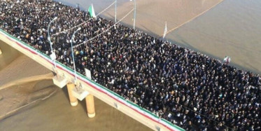 On Binlerce İranlı, Kasım Süleymani'yi Uğurluyor