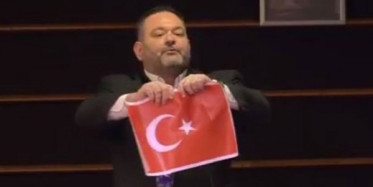 AP'de Skandal! Türk Bayrağını Yırttı