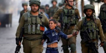 İsrail Askerleri 9 Yaşındaki Çocuğu Gözaltına Aldı !