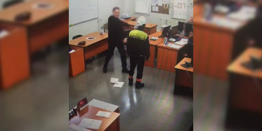 İşçilerin yemek ve servisini kesen patrondan yeni skandal! Çirkin muamele kameralara yakalandı