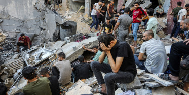 İşgalci İsrail'in acımasızlığı bitmiyor: Gazze'deki ambulansları vurdular