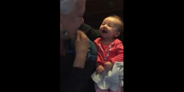 İşitme Engelli Torununa İşaret Dili Öğreten Babaanne