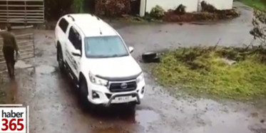 Şiddetli Rüzgarda Kalan Bir Kadının Demir Kapıyla İmtihanı