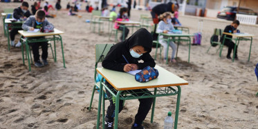 İspanya'da Yüz Yüze Eğitime Engel Yok! Öğrenciler, Plajda Ders Yaptı