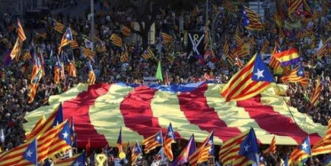 İspanya'da Katalanlar Sokağa Çıktı Polisle Çatıştı