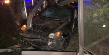 Isparta’da Dehşet Dolu Anlar: Otomobil Otobüs Durağına Daldı