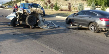 Isparta'da Korkutan Kaza Minibüs İkiye Bölündü! O Anlar Kameraya Yansıdı