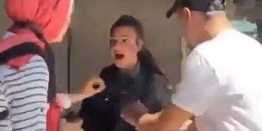 İsrail Polisi Filistinli Fotoğrafçıya Saldırıp Başörtüsünü Çıkardı