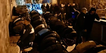 İsrail polisinden Mescid-i Aksa'da Filistinlilere müdahale: Ramazanın ilk teravihi engellendi!