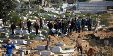 İsrail'in işgali Gazze'yi çaresiz bıraktı: Cenazeler caddelere gömülüyor