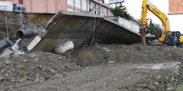 İstanbul Başakşehir'de Şiddetli Yağmur Sonrası İstinat Duvarı Çöktü!