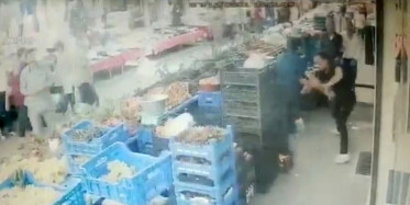 İstanbul Beyoğlu Pazarında Korku Dolu Anlar: Üzerine Bıçakla Saldırdı