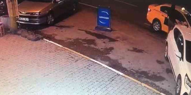 İstanbul Beyoğlu’nda Hareketli Saatler: Taksiye Çarparak Takla Attı