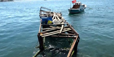 İstanbul Boğazı'nda Korku Dolu Anlar! Savaş Gemileri Hız Yapınca İskele Parçalandı, Kafeleri Su Bastı