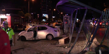 İstanbul Kozyatağı’nda korkutan kaza: Kontrolünü kaybeden araç yolcuların olduğu durağa daldı