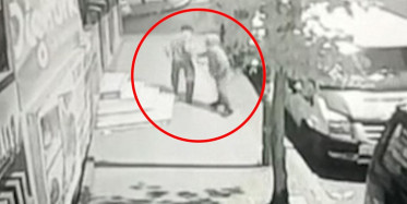 İstanbul'da Bir Adam Yoldan Geçenleri Bıçakladı