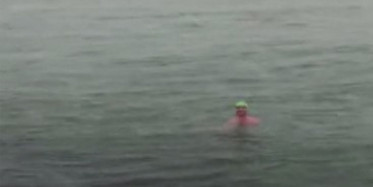 İstanbul'da Eksi Dört Derece Sıcaklıkta Yüzen Vatandaş Kamerada!