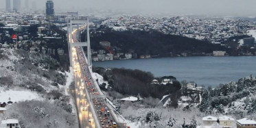 İstanbul'da Etkili Olan Kar Yağışı Trafiği Felç Etti