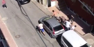 İstanbul’da Etrafa Rahatsızlık Veren Alkollü Şahsa Mahalleli Dayağı