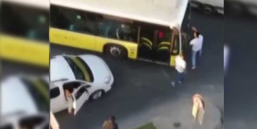 İstanbul'da garip kavga! ters istikametten giden trafik magandası, yol üzerindeki İETT otobüsünün şoförüne yumrukla saldırdı