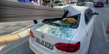 İstanbul’da Kamyonetin Taşıdı Demirler Otomobile Saplandı