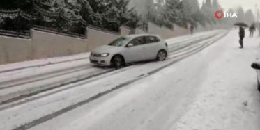 İstanbul'da Karda Kayan Araç Bariyerlere Çarptı! O Anlar Kamerada