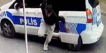 İstanbul'da polis otosuna bindirilen şahıs araçtan inerek kaçtı