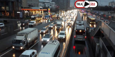 İstanbul'da Sağanak Trafiği Durma Noktasına Getirdi