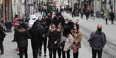 İstiklal Caddesi'ne Kısıtlama Saatlerinde Turistler Akın Etti