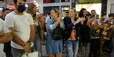 İstiklal Caddesi'nde Koronavirüs Unutuldu! Maske Ve Mesafesiz Halaylar Çekildi