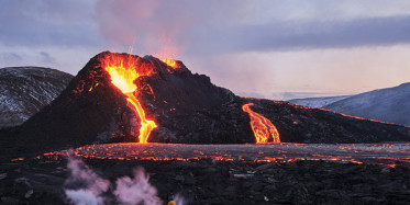 İzlanda’daki Yanardağ 6 Farklı Noktada Lav Püskürtmeyi Sürdürüyor
