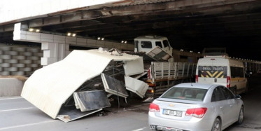 Korkunç Kaza! Kamyon Köprüye Sıkıştı