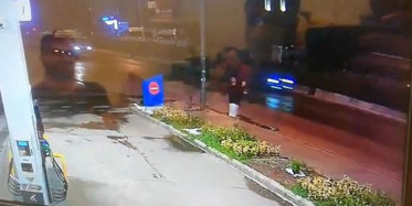 İzmir'de Panik Yaratan Anlar! Akaryakıt İstasyonuna Oyuncak El Bombası Fırlatıldı