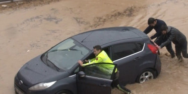İzmir’de Polisin Selde Zarar Gören Vatandaşa Yardım Ettiği Anlar