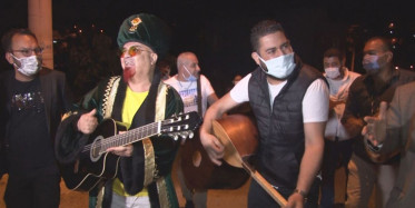 İzmirli Sanatçılar Vatandaşları Şarkılar Eşliğinde Sahura Kaldırdılar