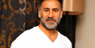 İzzet Yıldızhan Piyano Çalarak Türkü Söyledi