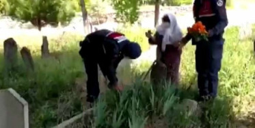 Evden Çıkamayan 89 Yaşındaki Nineyi Jandarma Ekipleri Mezarlığa Götürdü