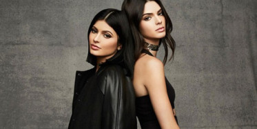 Cinsiyet Değiştirip Kadın Olan Ünlü Kızların Babası, Şimdi De Eşcinsel Sevgilisiyle Evleniyor