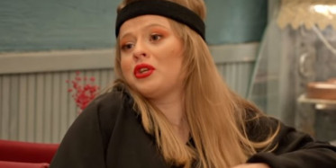 Alara Spor Hocası Kenan'ı Tatlı Yerken Görüyor 