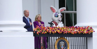 Joe Biden, Paskalya Bayramı'ndaki tavşan tarafından kukla gibi oynatıldı! İşte o anlar