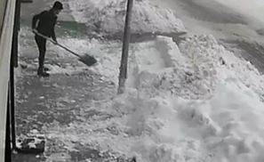 Karları Temizlerken Ölümden Döndü