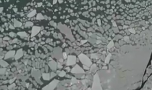 Buz Kaplı Denizde Mahsur Kaldı