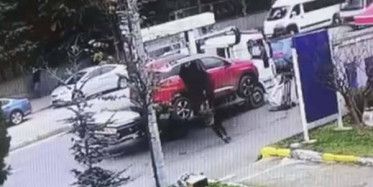 Kadıköy'de Akılalmaz Olay! Çekicinin Kaldırdığı Araçtan Düştü