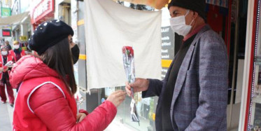 Kadın Cinayetinin İşlenmediği Tokat'ta Erkeklere Karanfil Dağıtıldı