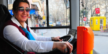 Kadın Şoför Telefona Bakarken Kaza Yaptı, İşinden Oldu