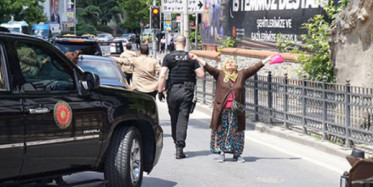 Günlerdir Evden Çıkamayan Teyzenin Oğluyla İlginç Diyaloğu