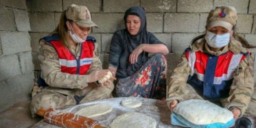 Kadın Askerler Tandırda Ekmek Pişirdi