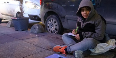 Kaldırımda Tartıcılık Yaparak Okul Harçlığını Çıkarıyor