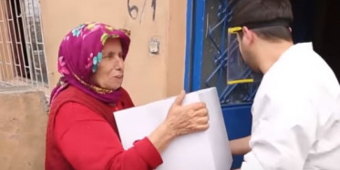 Kadir Yaşlı Teyzenin Yardımına Koşuyor